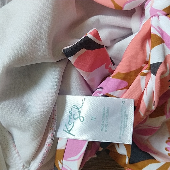 ☀️NWT High Coverage One Piece Pink Floral Swimsuit - Medium - Picture 6 of 11